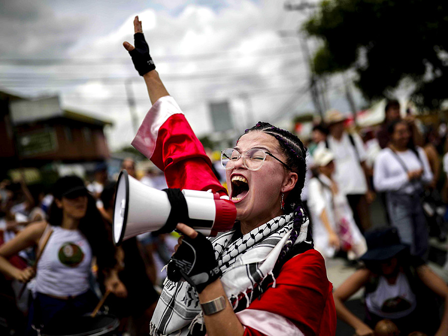 San Jose (Costa Rica). Una donna con un megafono protesta contro le politiche che il governo del presidente Rodrigo Chaves ha adottato in vari settori come gli investimenti sociali, l’istruzione, l’economia e l’occupazione. 