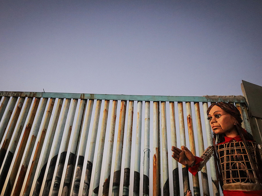 Tijuana (Messico). Little Amal, il burattino alto 3,5 metri che rappresenta una bambina rifugiata siriana di 10 anni, &egrave; arrivato nella citt&agrave; di confine per condividere un messaggio di speranza con la popolazione di migranti e rifugiati in attesa di asilo e protezione dagli Usa.
