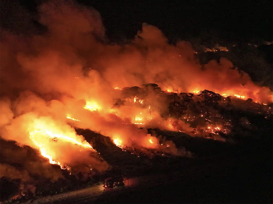 Pocone (Brasile). Il fuoco consuma un’area vicino alla Transpantaneira Road. A causa del caldo torrido, gli incendi si stanno diffondendo nel bioma del Pantanal, la pi&ugrave; grande zona umida tropicale del mondo.