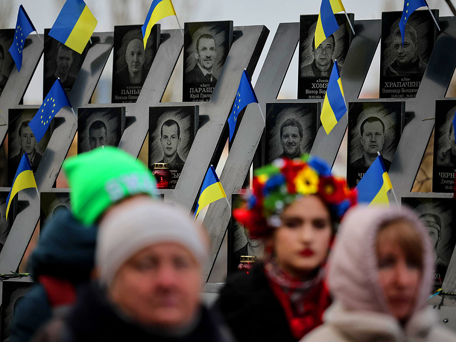 Kyiv (Ucraina). Una folla si riunisce al memoriale dei Cento Celesti, dedicato ai caduti della rivoluzione di Euromaidan del 2013. Nel “Giorno della dignit&agrave; e della libert&agrave;&rdquo; il popolo ucraino ricorda le proteste scoppiate dopo la sospensione di un importante trattato con l’UE da parte dell&rsquo;allora premier Mykola Azarov: portarono alla destituzione del presidente Viktor Yanukovych e crearono spaccature politiche in tutto il Paese.
