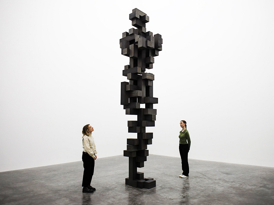 Londra (Regno Unito). Due assistenti di galleria posano con l’opera intitolata “Stand” dello scultore britannico Antony Gormley durante un photocall per la sua prossima mostra “Body Politic”, alla galleria White Cube Bermondsey, che si terr&agrave; dal 22 novembre 2023 al 28 gennaio 2024.