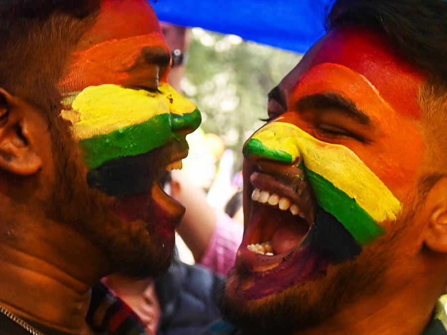 Nuova Delhi (India). Due manifestanti durante la marcia Delhi Queer Pride del 26 novembre, un evento annuale per i diritti della comunit&agrave; Lgbtq+ a Nuova Delhi.