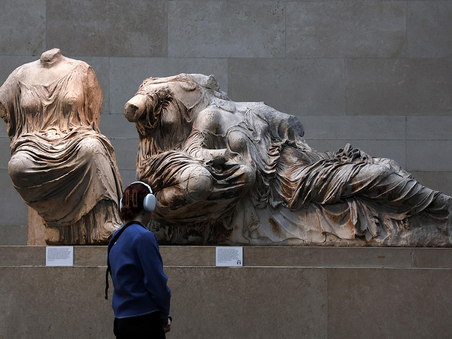 Londra (Regno Unito. Unǝ visitatorǝ guarda i marmi di Elgin conservati al British Museum. Il primo ministro britannico Rishi Sunak ha annullato un incontro con l’omologo greco Kyriakos Mitsotakis a causa di un disaccordo sui marmi del Partenone, di cui la Grecia vorrebbe la restituzione