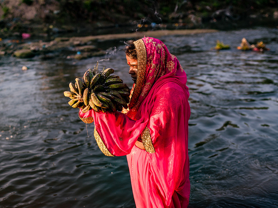 Kathmandu (Nepal). Una donna ind&ugrave; fa offerte al Dio Sole nascente sulla riva del sacro fiume Bagmat mentre si chiude il festival Chhath Puja, un’antica festa durante cui vengono eseguiti rituali per ringraziare la divinit&agrave; di aver sostenuto la vita sulla Terra.