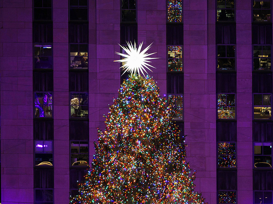 New York, USA. L’albero di Natale del Rockefeller viene illuminato per la prima volta in questa stagione durante la 91esima cerimonia di accensione. L’abete rosso norvegese alto 80 piedi ha circa 50.000 luci. 