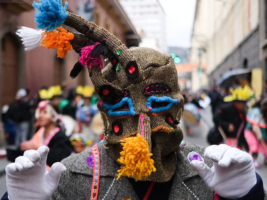 La Paz (Bolivia). Un gruppo di ballerini partecipa alla parata del festival del patrimonio Gran Poder. Una sfilata con danze indigene e tradizionali della Bolivia ha inaugurato la nuova edizione