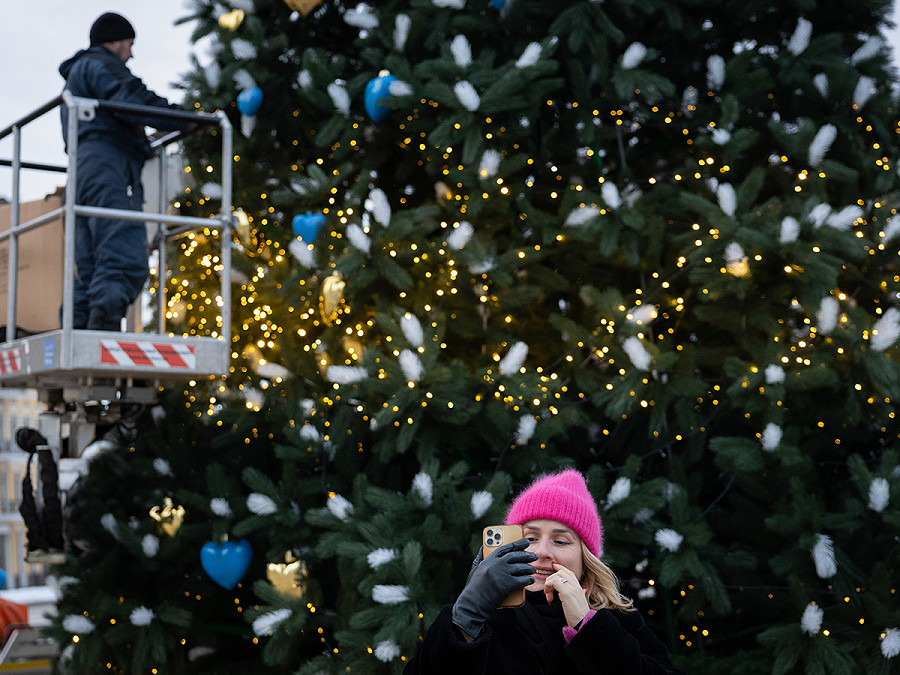 Kyiv (Ucraina). Una donna posa durante una videochiamata vicino a un piccolo albero di Natale installato in Piazza Sofia, nel centro di Kyiv. Anzich&eacute; celebrare la festivit&agrave; il 7 gennaio insieme ad altri Paesi post-sovietici, quest&rsquo;anno l&rsquo;Ucraina si allineer&agrave; all’Europa e lo festegger&agrave; il 25 dicembre. A causa della guerra e del budget limitato, per&ograve;, non sono previste le tradizionali fiere natalizie e a Capodanno ci sar&agrave; il coprifuoco.
