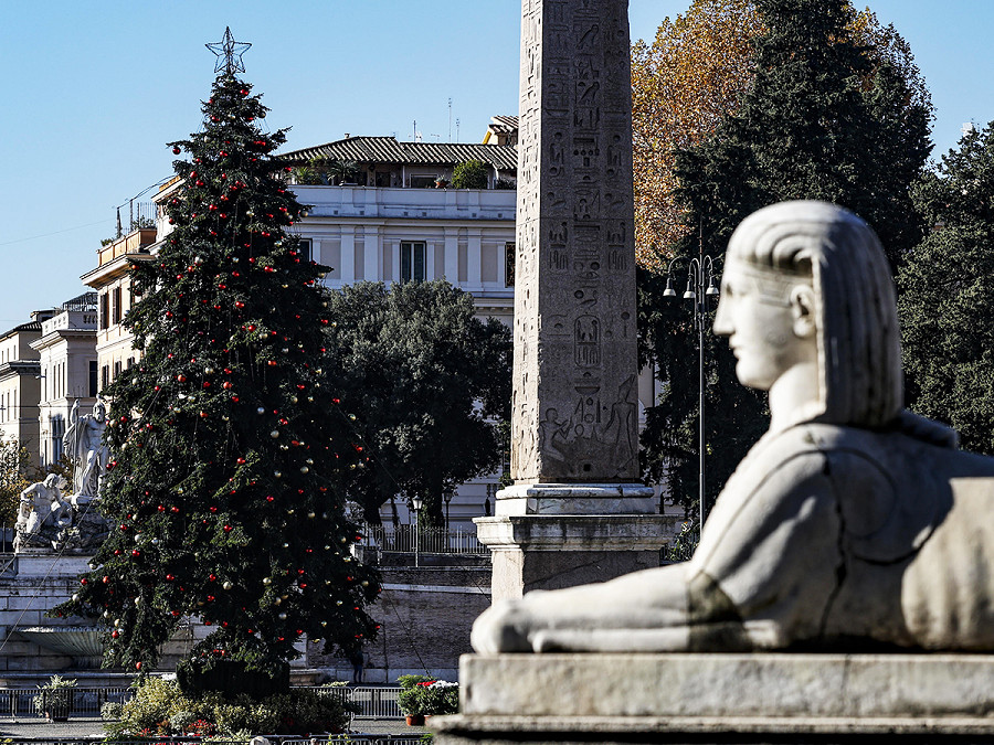 Roma (Italia). Un albero di Natale comunale decorato viene eretto in Piazza del Popolo, nel centro della capitale. 
