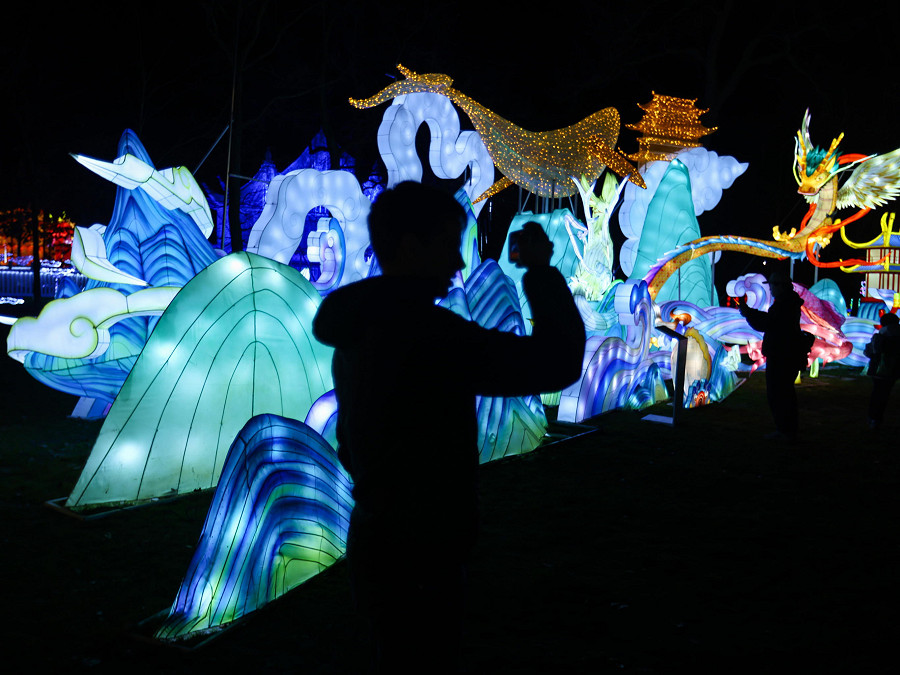 Parigi (Francia). Un visitatore cammina all&rsquo;interno del parco Jardin d’Acclimatation che ospita il Festival dei draghi e delle lanterne. La rassegna, che ospiter&agrave; le lanterne e le strutture luminose del Giardino Yuyuan di Shanghai, durer&agrave; fino al 25 febbraio 2024.