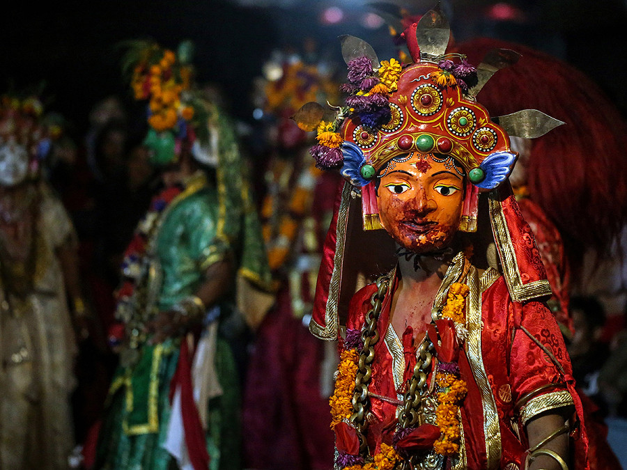 Kathmandu (Nepal). Una danzatrice tradizionale mascherata si esibisce per celebrare lo Shree Pachali Bhairav Khadga Siddhi Jatra, un festival che si celebra una volta ogni dodici anni. 