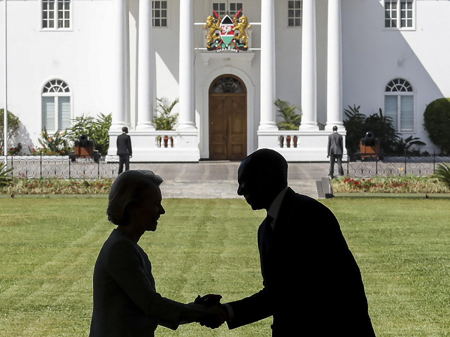 Nairobi (Kenya). Ieri, 18 dicembre, la presidente della Commissione europea Ursula von der Leyen (a sinistra) e il presidente del Kenya William Ruto (a destra) si stringono la mano dopo essere intervenuti in una conferenza stampa congiunta a seguito della firma dell’accordo di partenariato economico Kenya-UE presso la Statehouse di Nairobi. 