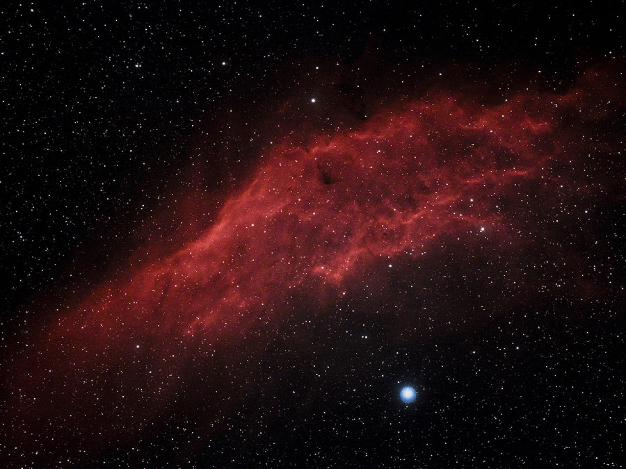 La Hayuela (Spagna). Un’immagine creata grazie a diverse foto scattate in un intervallo di pi&ugrave; di 2 ore mostra la Nebulosa California (BGC 1499), situata nella costellazione di Perseo, a circa 1.000 anni luce dalla Terra.