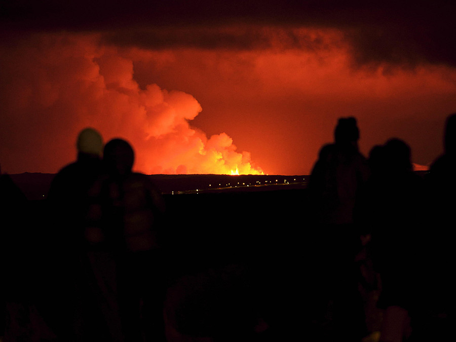 Reykjavik (Islanda). Residenti e turisti si riuniscono sulla costa per osservare l’eruzione vulcanica vicino alla citt&agrave; di Grindavik, sulla penisola di Reykjanes,  iniziata dopo settimane di intensa attivit&agrave; sismica.
