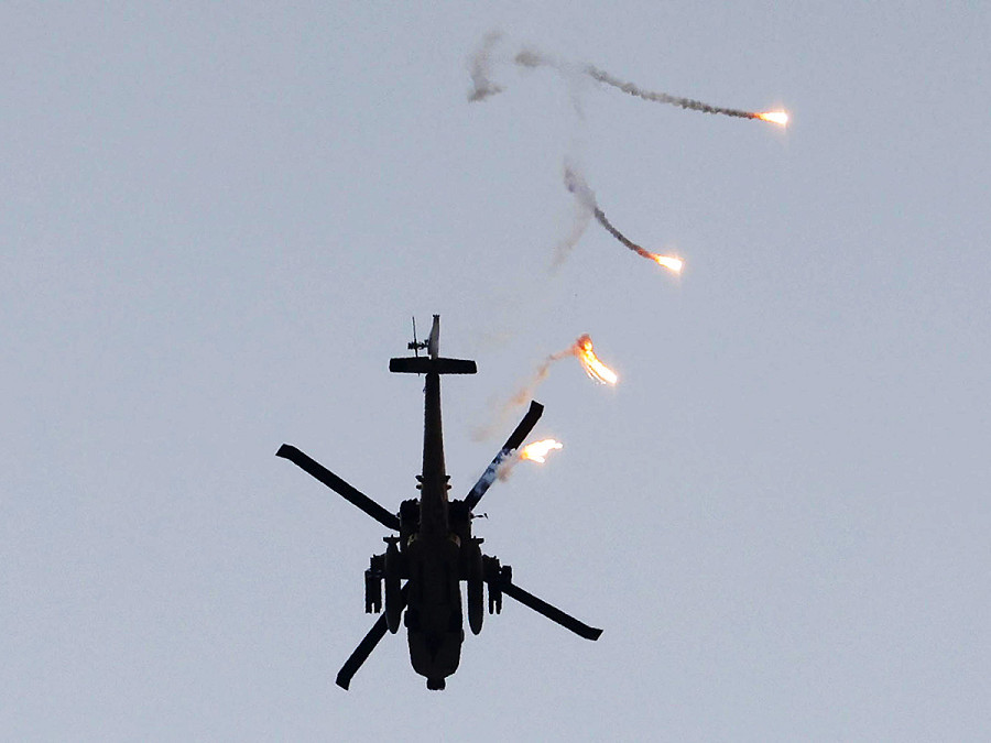 Striscia di Gaza. Un elicottero Apache israeliano spara razzi vicino al confine con la Striscia di Gaza, nel sud di Israele. Fino a ora sono stati uccisi pi&ugrave; di 19.600 palestinesi e almeno 1.200 israeliani, secondo il Ministero della Sanit&agrave; palestinese e le Forze di Difesa Israeliane (IDF).