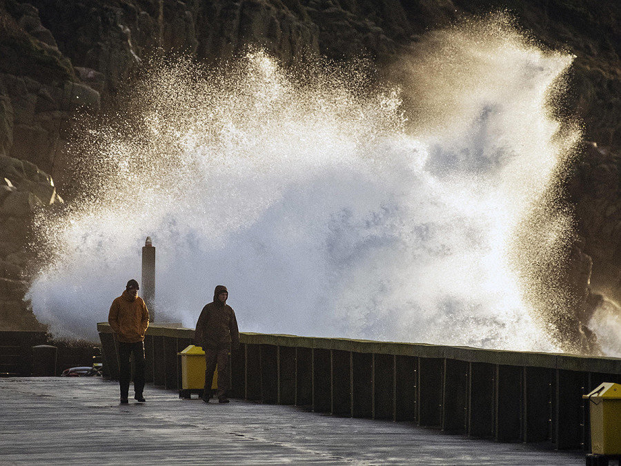 Danimarca. Le onde colpiscono il molo di Hammerhavn, sull’isola di Bornholm. Le alte maree e le inondazioni sono causate dalla tempesta Pia, che ha colpito il Paese il 21 dicembre. 