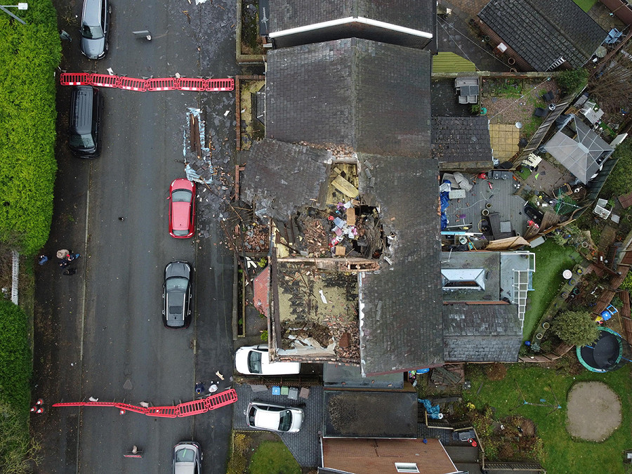 Tameside (Regno Unito). Una fotografia scattata con un drone mostra l&rsquo;abitazione a Hough Hill Road a cui un tornado, localizzato nell&rsquo;area di Great Manchester, ha strappato il tetto.