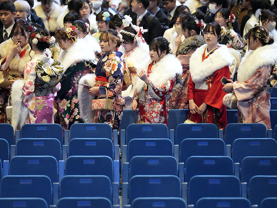 Yokohama (Giappone). Giovani donne e uomini giapponesi partecipano alla cerimonia del Coming of Age Day alla Yokohama Arena. Circa 35.000 partecipanti hanno assistito alla celebrazione di tutti coloro che hanno compiuto 20 anni, considerati dai nipponici l&rsquo;et&agrave; adulta. 