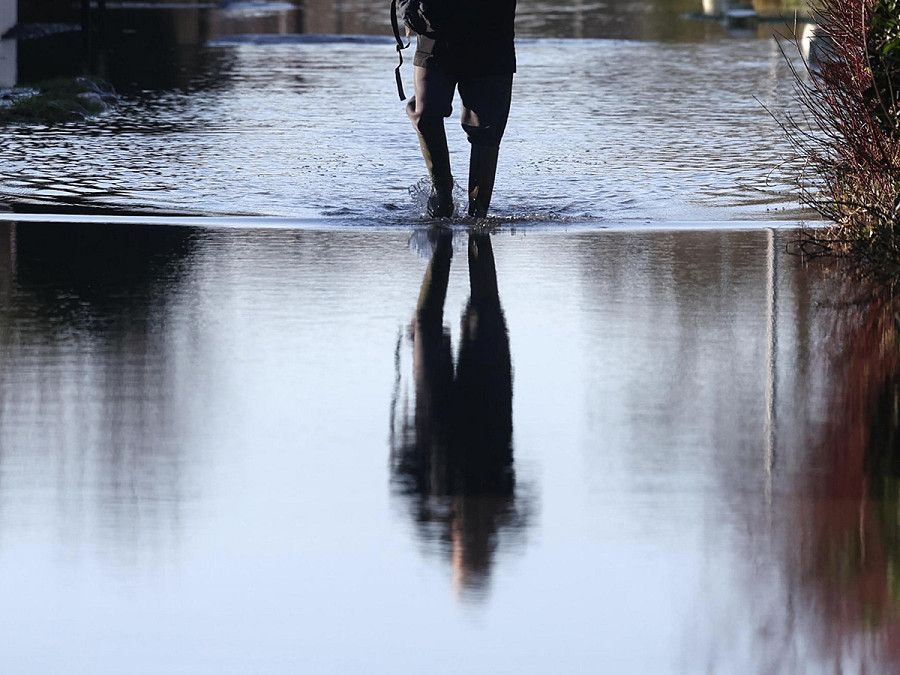 Wraysbury (Regno Unito). Un uomo si fa largo in una strada allagata in un villaggio a sud-ovest di Londra. L’allerta per le inondazioni rimane in vigore dopo la tempesta Henk delle scorse settimane, che ha provocato allagamenti di massa e interruzioni di viaggio in alcune zone dell’Inghilterra meridionale e delle Midlands.
