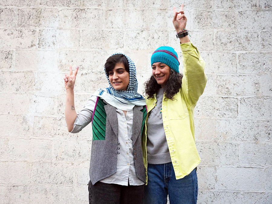 Teheran (Iran). Dopo 17 mesi di detenzione Nilufar Hamedi ed Elaha Mohammadi, le due giornaliste iraniane che denunciarono per prime la morte di Mahsa Amini, sono state temporaneamente rilasciate dietro una cauzione di 10 miliardi di toman (200.000 dollari). La magistratura iraniana ha aperto un nuovo caso contro di loro per essersi mostrate senza hijab.