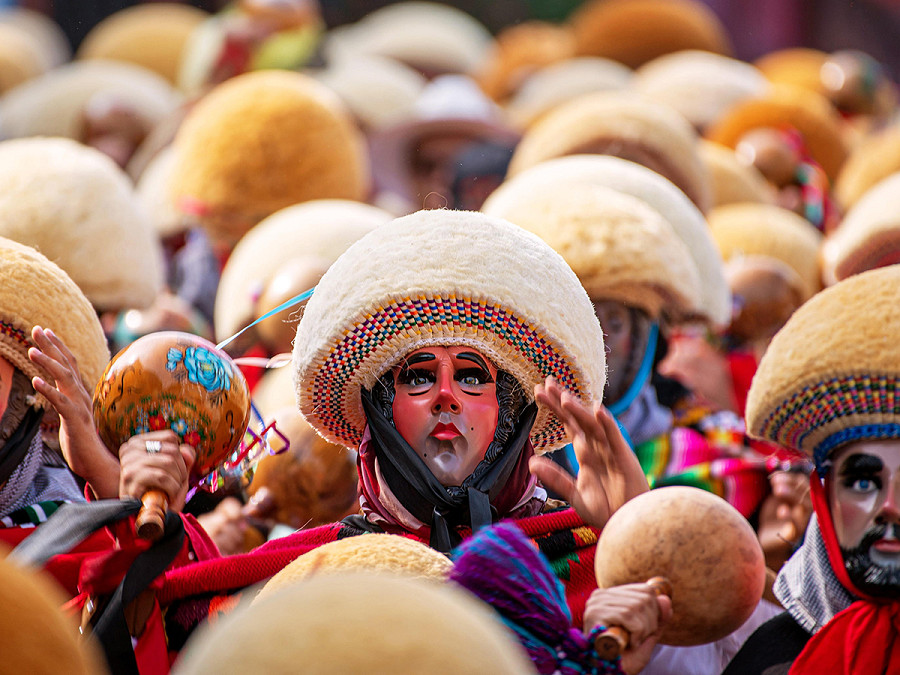 Chiapa de Corzo (Messico). Uomini indigeni eseguono la tradizionale &ldquo;Danza de Los Parachicos&rdquo; in onore de El Se&ntilde;or de Esquipulas, San Antonio Abad e San Sebasti&aacute;n durante la Fiesta Grande. 