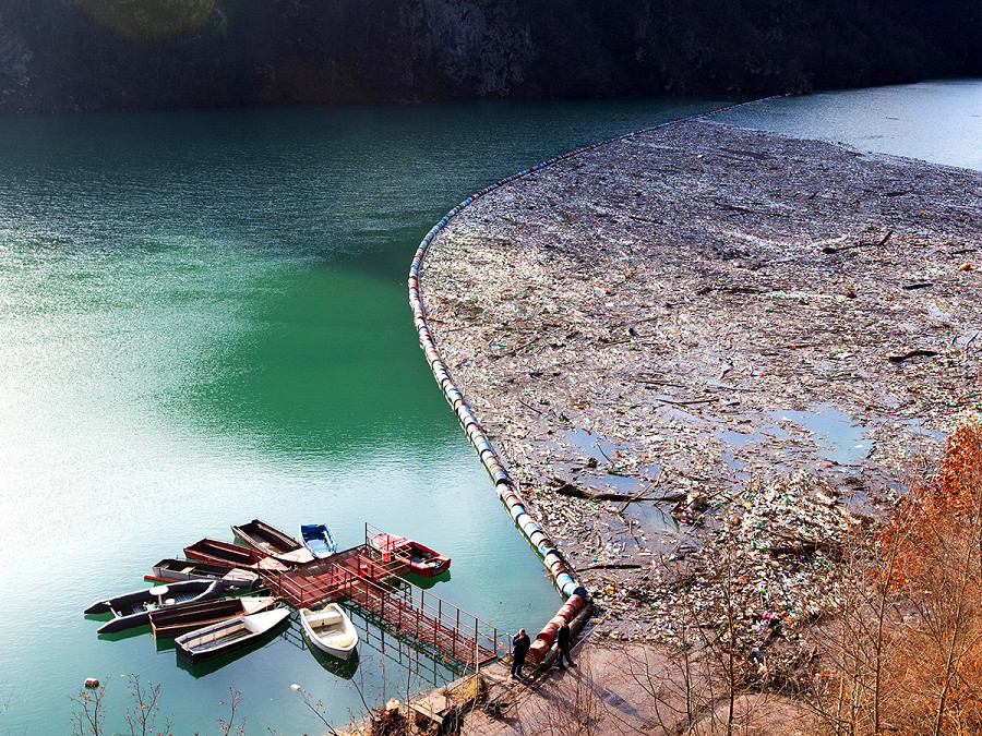 Visegrad (Bosnia-Erzegovina). Un lago artificiale di una centrale idroelettrica sul fiume Drina &egrave; ricoperto da migliaia di metri cubi di rifiuti, che sono stati portati dall’acqua dai Paesi confinanti di Serbia e Montenegro e che minacciano di intasare la centrale idroelettrica “Visegrad”. 