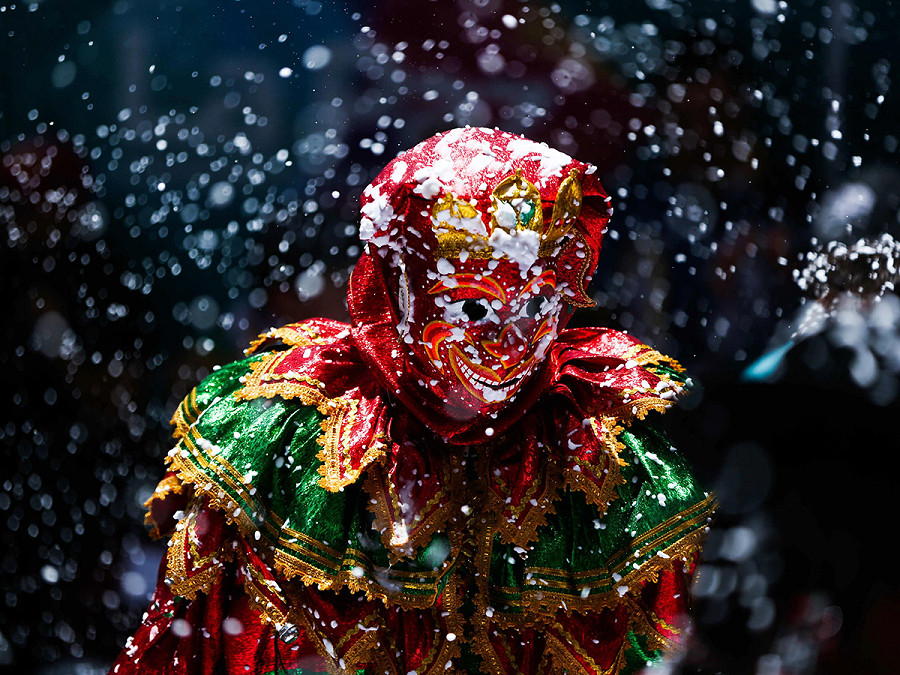 La Paz (Bolivia). “El Pepino”, il personaggio principale del carnevale di La Paz, balla e festeggia. Questa maschera dispettosa e vivace viene “rianimata” ogni anno dal bacio di una reginetta di bellezza, per poi scatenarsi per le strade della capitale boliviana, dando inizio alle attivit&agrave; del Carnevale di La Paz. 