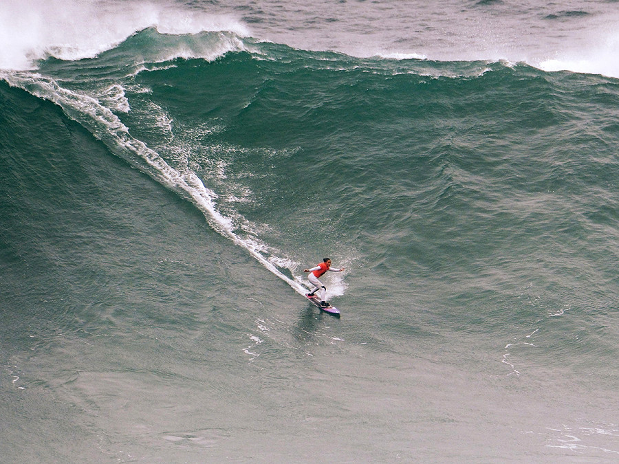 Nazare (Portogallo). La surfista brasiliana Michelle Des Bouillons cavalca un’onda durante la WSL Tudor Nazare Big Wave Challenge a Praia do Norte.