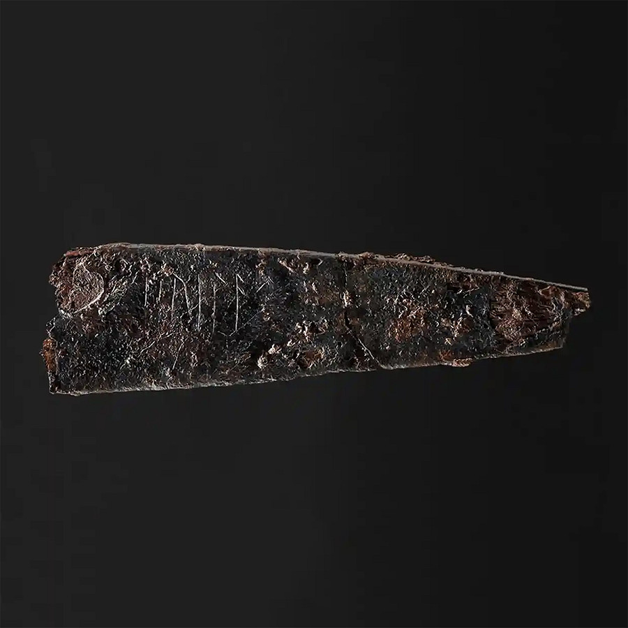 Odense (Danimarca). L&rsquo;incisione su un coltello di 2.000 anni fa potrebbe contenere le rune pi&ugrave; antiche della Danimarca. Scoperta in una tomba sull’isola di Funen, recita &ldquo;hirila&rdquo;, che significa “piccola spada&rdquo;. Dal mese prossimo sar&agrave; esposta all&rsquo;Odense Museum.