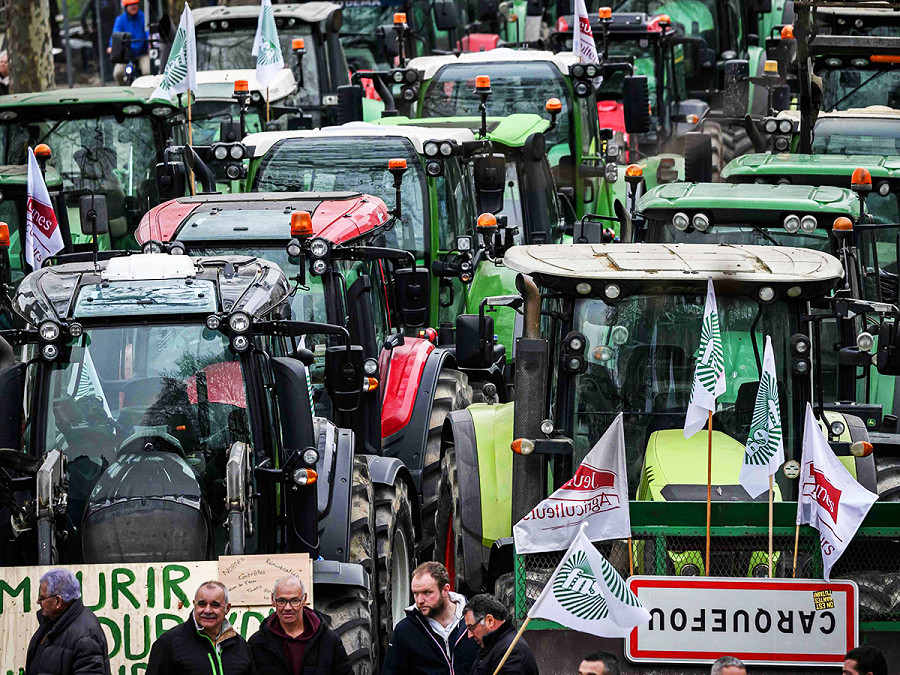 Nantes (Francia). La protesta degli agricoltori ha portato nel centro della citt&agrave; centinaia di trattori. La giornata di azione nazionale &egrave; stata indetta da diversi sindacati agricoli per chiedere al Governo aiuti “immediati” per diverse centinaia di milioni di euro.