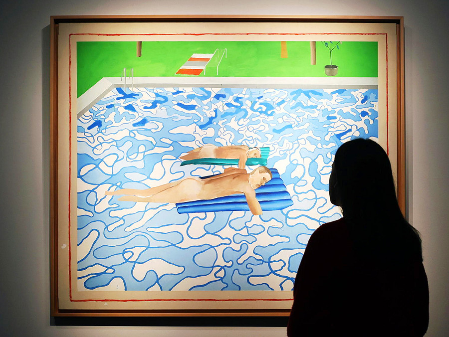 Londra (Regno Unito). Un membro dello staff della casa d’aste Christie’s osserva l&rsquo;opera dell’artista britannico David Hockney intitolata &ldquo;California&rdquo; (1965). Il dipinto, che ha fatto parte di una collezione privata dal 1968, ha un valore stimato in 16 milioni di sterline. 
