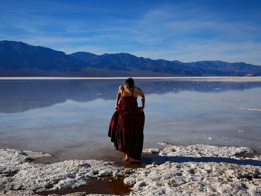 Death Valley (California, USA ). Il lago Manly era un antico lago, che raggiungeva i 200 metri di profondit&agrave; durante l’era glaciale. Dopo una recente inondazione, lo specchio d’acqua si &egrave; riformato, in quella che oggi &egrave; una delle regioni pi&ugrave; aride del Nord America.