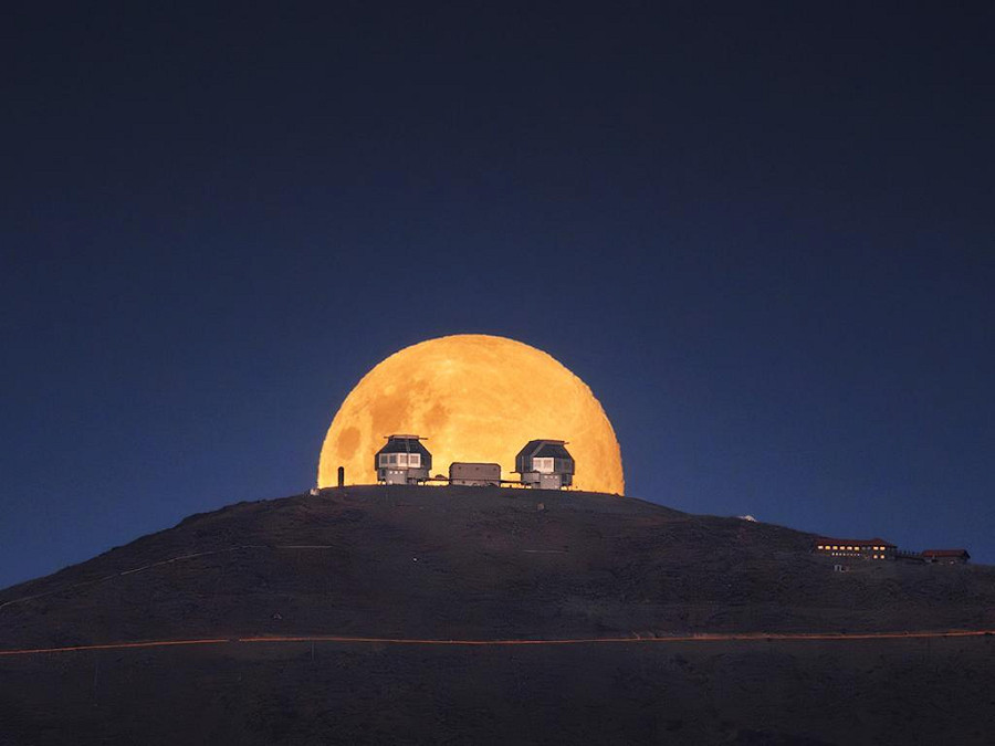 Las Campanas (Cile). Nella cultura popolare cilena la prima luna piena dell’anno &egrave; chiamata “Luna Piena del Lupo”. Lo scatto &egrave; opera di un teleobiettivo su un terreno accidentato nel deserto di Atacama, a circa 240.000 miglia dalla superficie lunare.