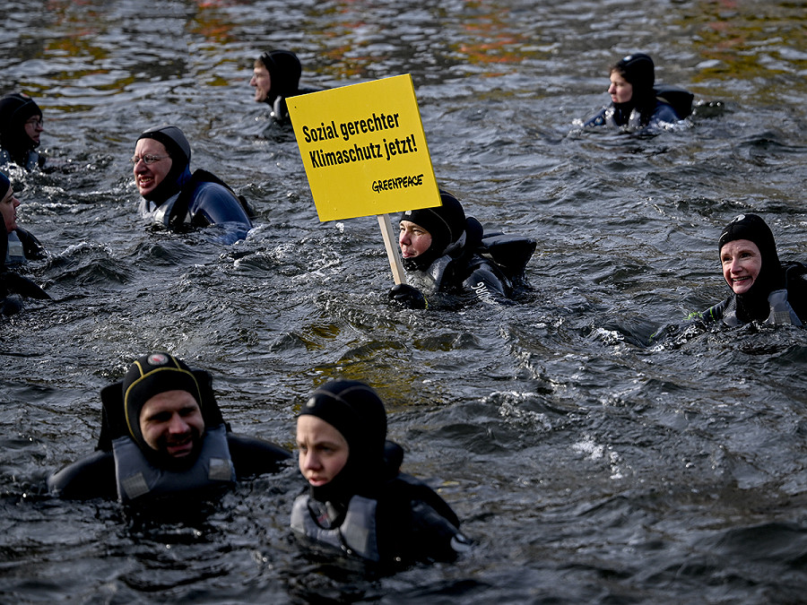 Berlino (Germania). Attivisti di Ver.di, AWO, Parit&auml;tischer e Greenpeace nuotano nel fiume Sprea esponendo cartelli con lo slogan “Protezione del clima socialmente giusta adesso!”. I manifestanti chiedono la rapida introduzione di una tassa sul clima. 