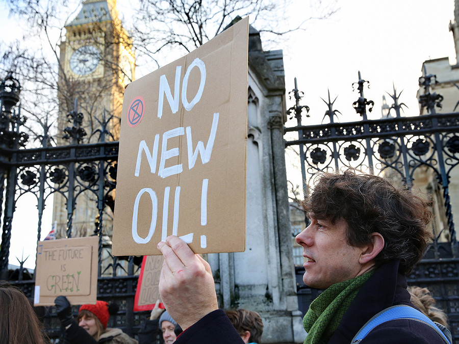  Londra (Regno Unito). Un manifestante tiene un cartello con la scritta “No New Oil” durante la protesta contro la legge sulle licenze offshore. La Gran Bretagna ha concesso 24 nuovi permessi per l’estrazione del petrolio nel Mare del Nord.