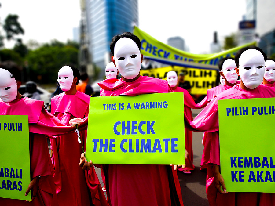 Giacarta (Indonesia). Gli attivisti per il clima mostrano cartelli durante una manifestazione contro il governo in una delle strade principali della citt&agrave;.