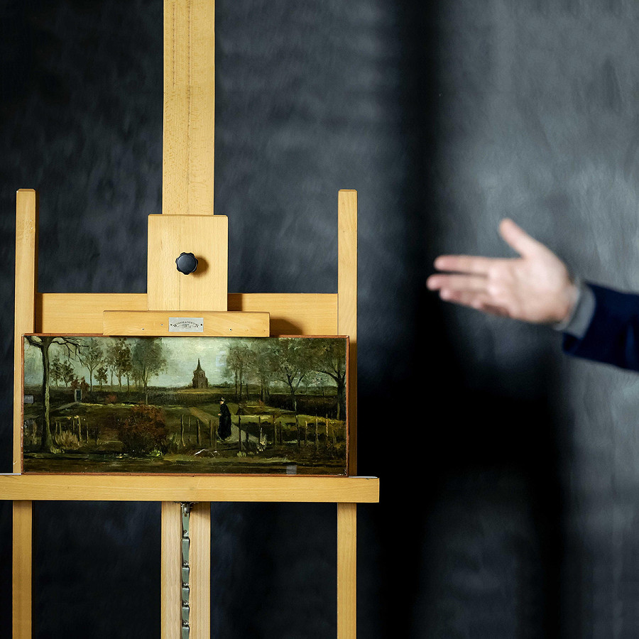 Rotterdam (Paesi Bassi). Il dipinto “Giardino di primavera” di Vincent van Gogh viene mostrato alla stampa: nel 2020 il quadro era stato rubato durante il lockdown al Singer Laren, un museo in una cittadina a sudest di Amsterdam in cui era esposto, ma ora &egrave; stato restituito al suo legittimo proprietario, il Groninger Museum. L’opera sar&agrave; esaminata al Depot Boijmans Van Beuningen per poterla esporre nuovamente. 