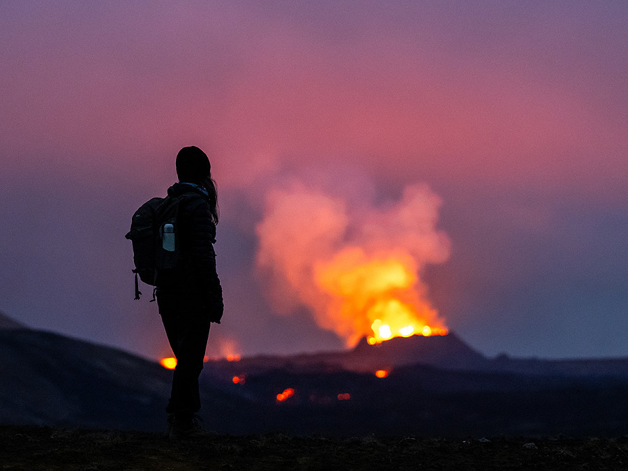 Fagradalsfjall (Islanda). Un vulcano nel sud-ovest dell&rsquo;isola ha eruttato per la 3&deg; volta da dicembre. I media locali mostrano l’impressionante avanzata sulle strade innevate della colata di lava, che ha raggiunto la conduttura dell’acqua calda interrompendone la fornitura a Reykjanes. 
