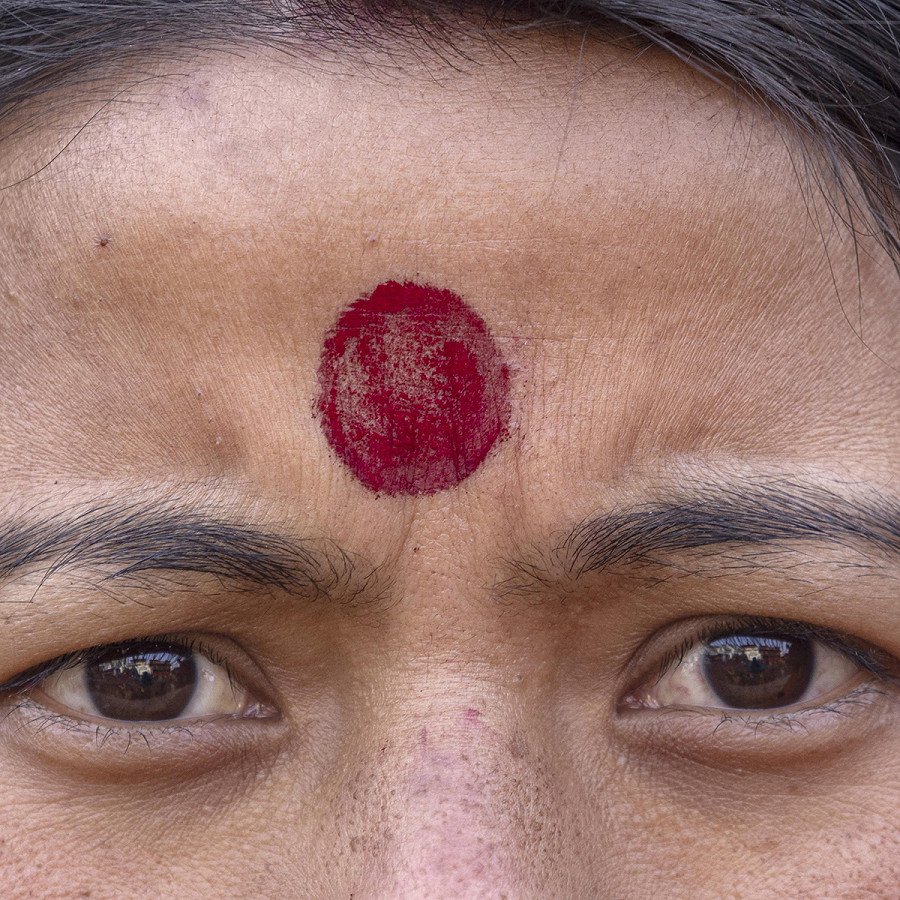 Kathmandu (Nepal). Una donna ind&ugrave; nepalese fotografata durante il “Madhav Narayan”, il festival durante cui centinaia di devoti completano un mese di digiuno per una vita migliore e la pace nel Paese. Le donne nubili lo fanno per trovare un marito, mentre quelle sposate nella speranza di migliorare la prosperit&agrave; delle loro famiglie.