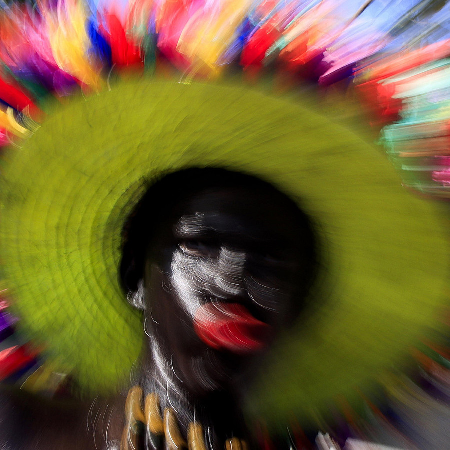 Barranquilla (Colombia). Un partecipante alla Gran Parada de Tradicion, in cui 170 gruppi e oltre 10.000 persone hanno esplorato i diversi ritmi e danze (come cumbia, congos e garabatos) che animano il Carnevale.