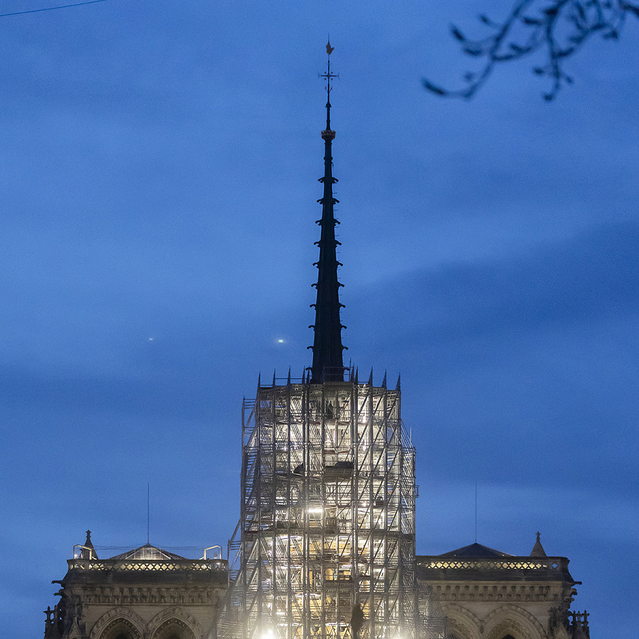 Parigi (Francia). La nuova guglia della Cattedrale di Notre Dame si erge sopra le impalcature al tramonto. Secondo il Ministero della Cultura francese lo storico monumento dovrebbe riaprire ai visitatori e ai fedeli alla fine del 2024, meno di 6 anni dopo essere stato devastato da un incendio di vaste proporzioni.