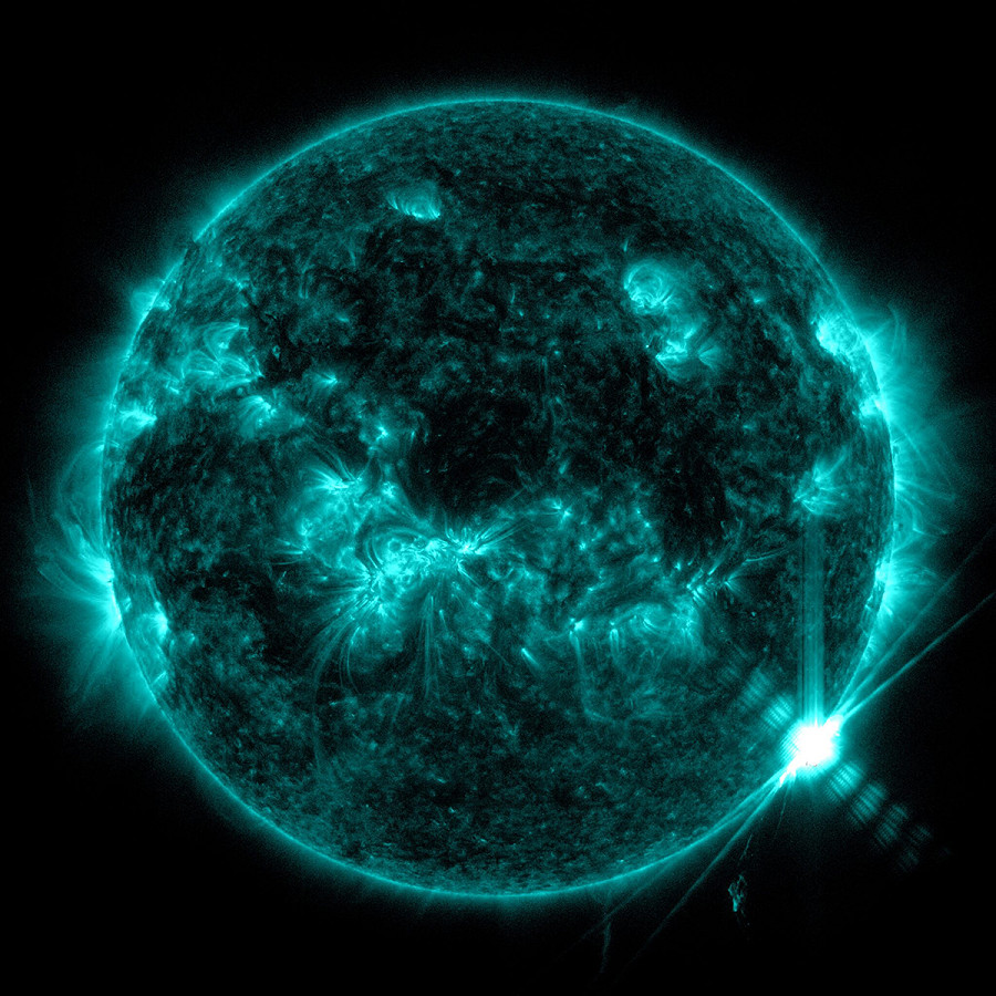 L&rsquo;immagine di un &ldquo;brillamento&rdquo; solare catturata dal Solar Dynamics Observatory della Nasa, che osserva costantemente il Sole. Con questo termine si indica l&rsquo;eruzione di materia che esplode dalla fotosfera di una stella, sprigionando energia equivalente a varie decine di milioni di bombe atomiche.