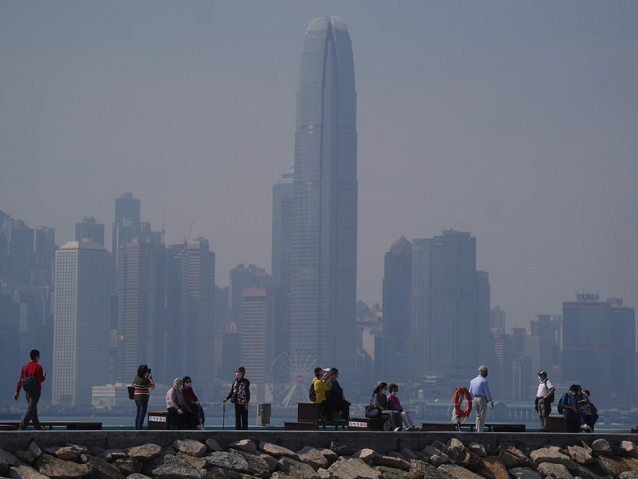 Hong Kong (Cina). Nella regione amministrativa speciale cinese una coltre di smog circonda il porto di Victoria Harbour. La Cina, che rischia di non raggiungere il suo obiettivo di ridurre l&rsquo;intensit&agrave; di carbonio del 18% entro il 2025, ha promesso di &ldquo;controllare rigorosamente&rdquo; la nuova capacit&agrave; di generazione a carbone. 