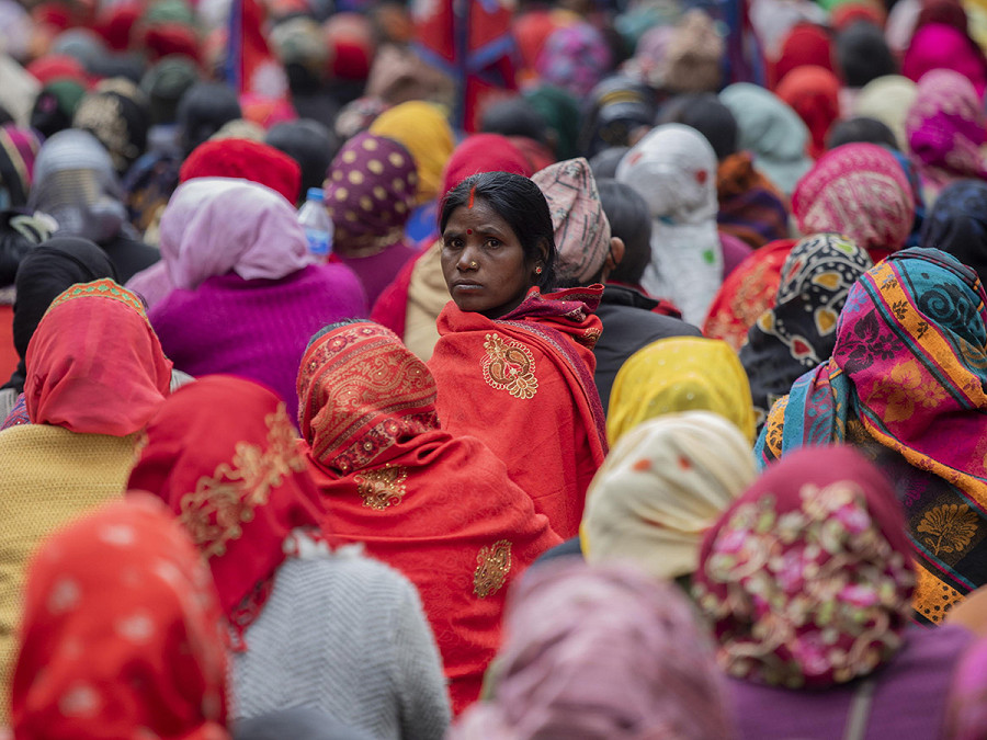 Kathmandu (Nepal). Migliaia di contadine nepalesi manifestano davanti alla residenza ufficiale del primo ministro contro la pratica delle societ&agrave; di microfinanza di aggiungere gli interessi al capitale, facendo fuggire molte famiglie dai villaggi. Le manifestanti chiedono di rilasciare le garanzie e concedere prestiti gratuiti. 