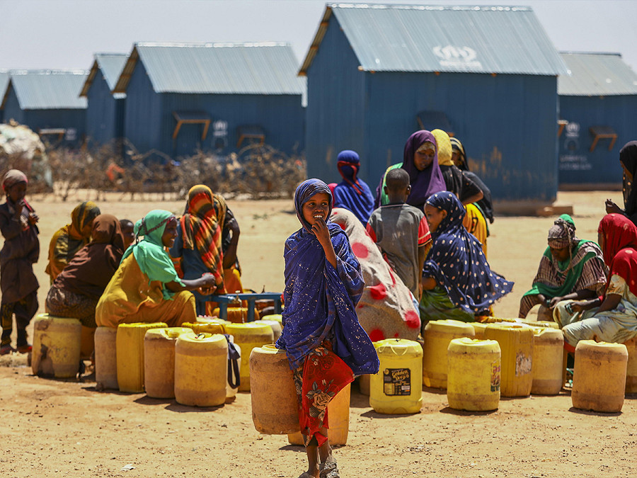 Ladan (Somalia). Donne e bambini si riuniscono per andare a prendere l’acqua in uno dei punti di ritrovo all’interno del campo per sfollati di Ladan, alla periferia di Dollow. Il campo ospita circa 5.500 famiglie colpite dal cambiamento climatico
