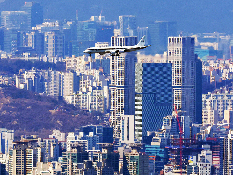 Seoul (Corea del Sud). Un laboratorio volante DC-8 della National Aeronautics and Space Administration degli Stati Uniti sorvola Seoul per uno studio congiunto con l’Istituto nazionale di ricerca ambientale della Corea del Sud sulla qualit&agrave; dell’aria in Asia