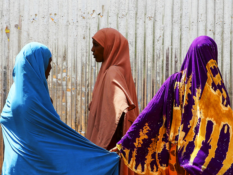 Dollow (Somalia). Un gruppo di donne, rimaste senza dimora a causa del cambiamento climatico, all’interno del campo per sfollati di Kaharey. In tutta la Somalia, siccit&agrave; e inondazioni hanno causato milioni di sfollati, la maggior parte dei quali donne, che sono perci&ograve; pi&ugrave; esposte a varie forme di violenza di genere, comprese le aggressioni sessuali. &copy; EPA/Daniel Irungu