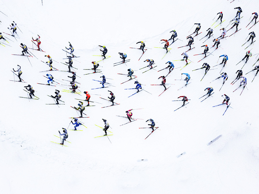 Silvaplana (Svizzera). Gli sciatori sono in viaggio da Silvaplana a S-Chanf nel corso della 54esima maratona sciistica annuale dell’Engadina. 