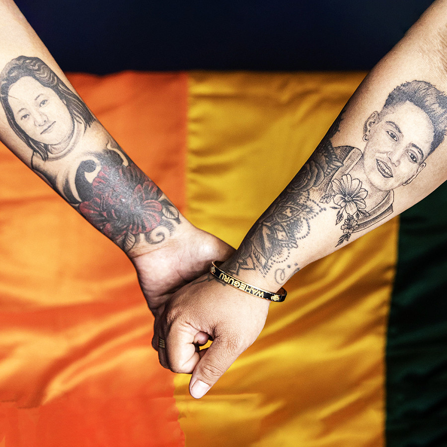 Kathmandu (Nepal). Anju Devi Shrestha e Suprita Gurung si tengono per mano mostrando i rispettivi tatuaggi. Nel febbraio 2024 sono diventate la prima coppia lesbica a registrare ufficialmente il loro matrimonio in un Paese dell’Asia meridionale.