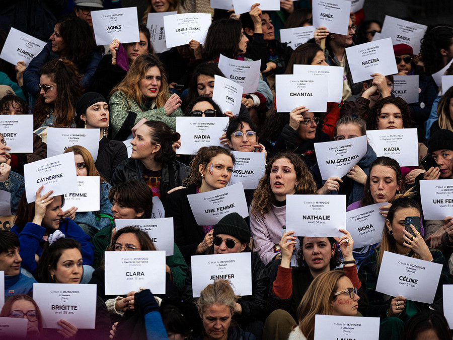 Parigi (Francia). Manifestanti mostrano i nomi delle donne vittime di violenza di genere durante la Giornata internazionale dei diritti delle donne. Nel 2023, i femminicidi sono stati 94. 