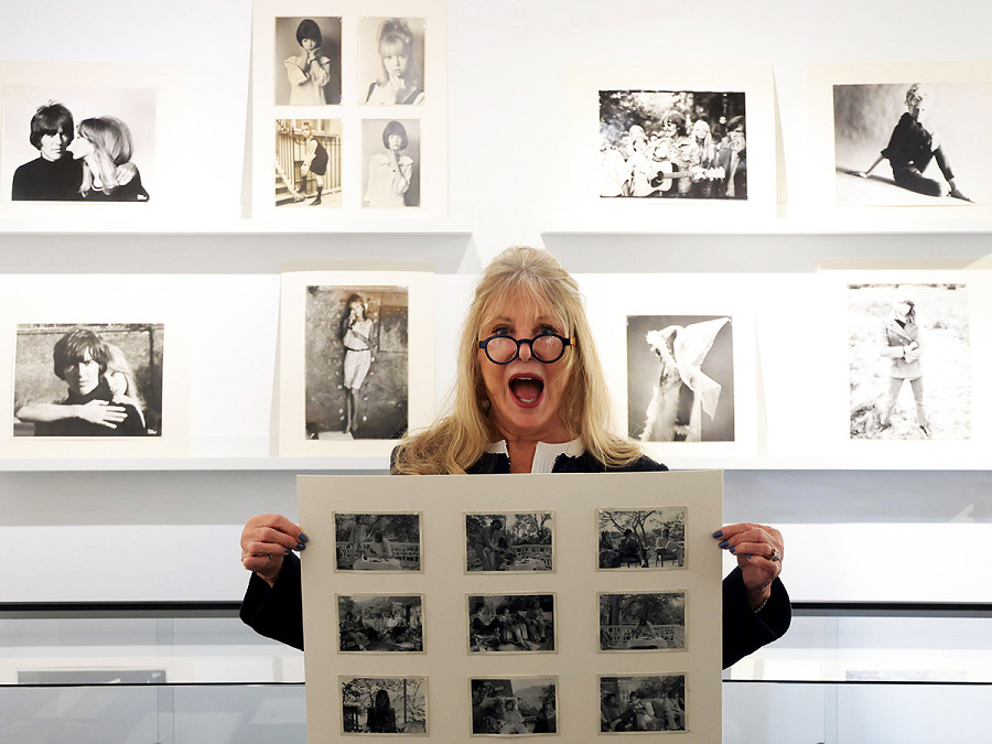 Londra (Regno Unito). L’ex modella Pattie Boyd posa con una collezione di fotografie durante un incontro con la stampa per The Collection of Pattie Boyd presso la casa d’aste Christie’s. I lotti dell’asta saranno offerti online da Christie’s dall’8 al 22 marzo 2024. 